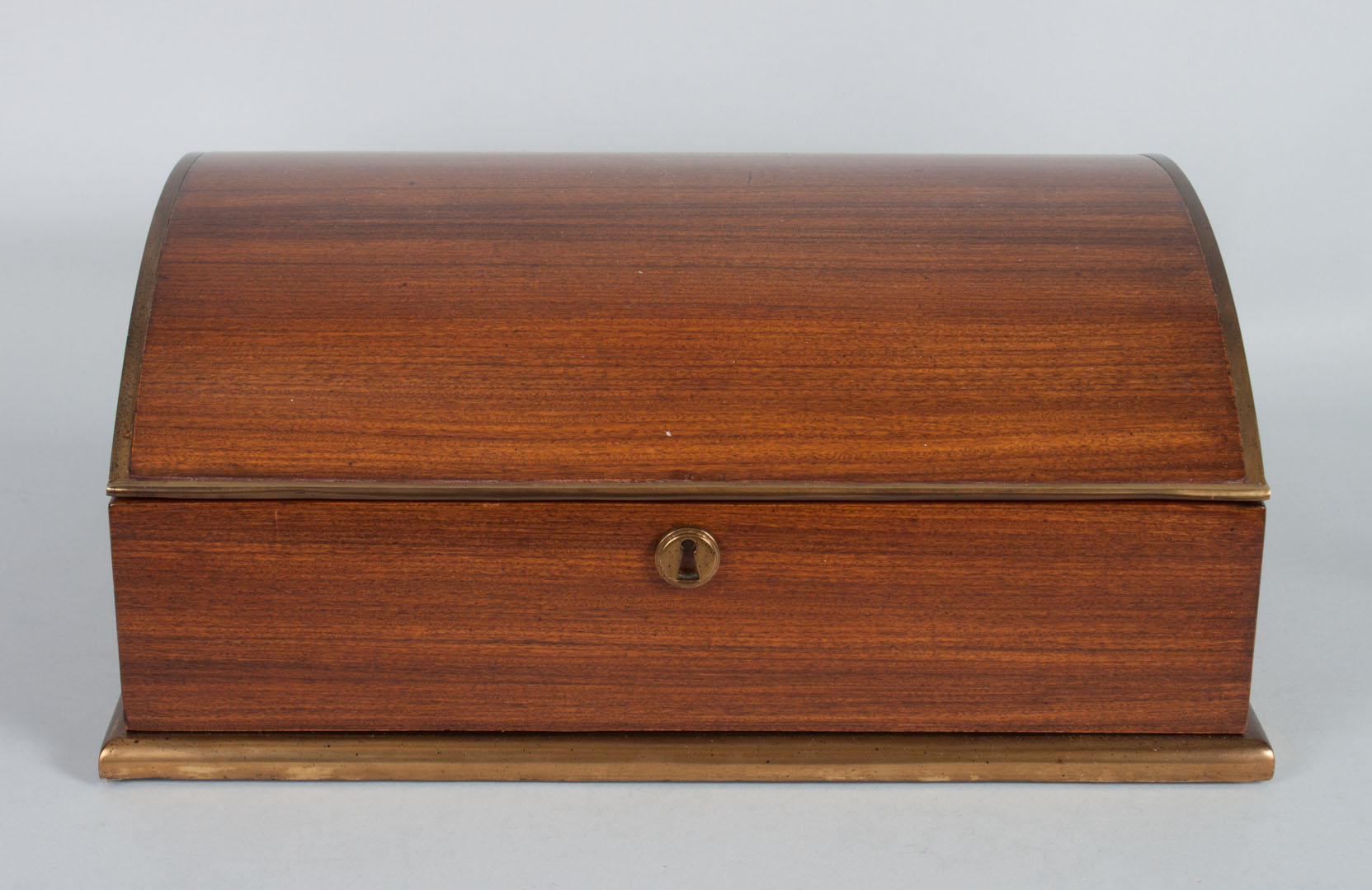 Appraisal: Contemporary mahogany brass-mounted jewelry box domed lid with felt-lined interior