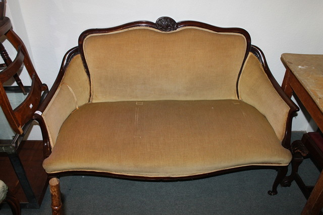 Appraisal: AN EDWARDIAN MAHOGANY FRAME SMALL SOFA with carved shell back