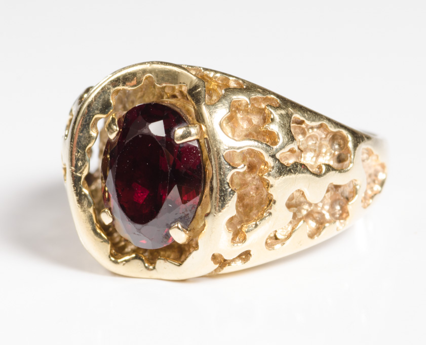 Appraisal: MAN'S GARNET AND FOURTEEN KARAT GOLD RING The gold nugget