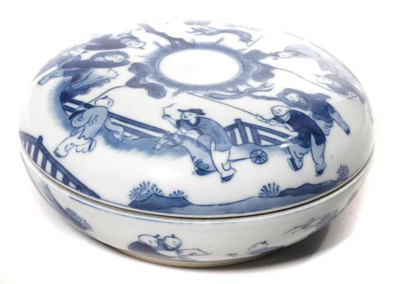 Appraisal: A BLUE AND WHITE BOX WITH COVER China th c