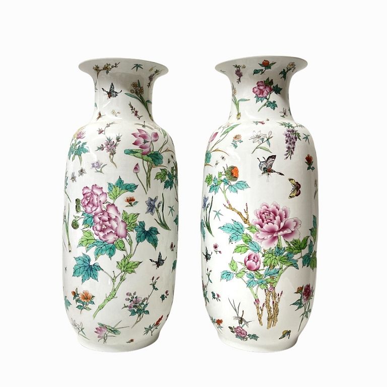 Appraisal: Set of Chinese Porcelain Decorative Vases Set of Chinese Porcelain