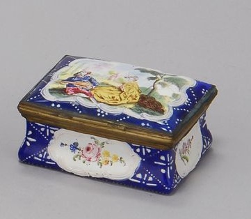 Appraisal: BATTERSEA ENAMEL SNUFF BOX Circa With romantic scene on a