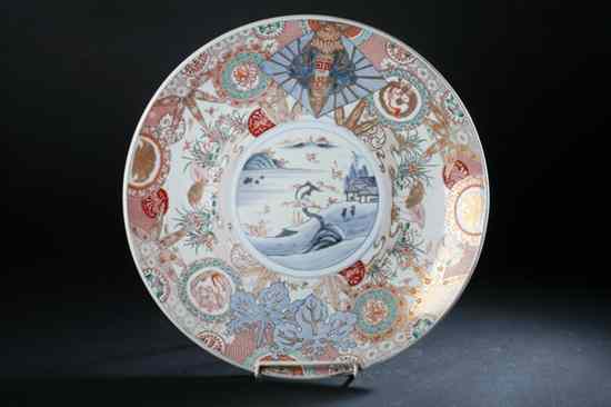 Appraisal: JAPANESE IMARI PORCELAIN DISH Meiji Period Pseudo-coat-of-arms above medallion with