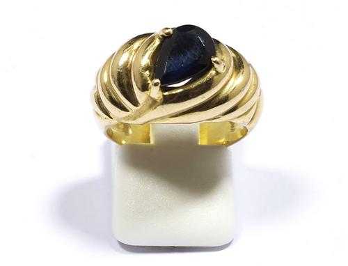 Appraisal: GOLD AND SAPPHIRE RING France Yellow gold Casual-elegant ring the