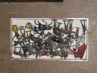 Appraisal: A quantity of old lead soldiers including some semi-flats P-F