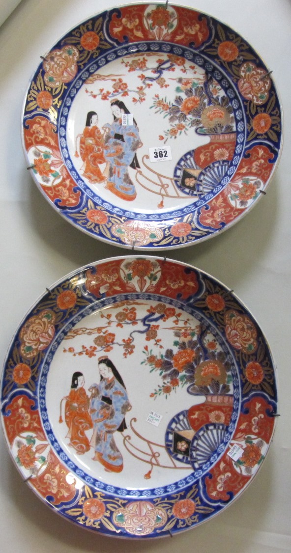 Appraisal: A pair of Japanese Imari dishes Meiji period each painted