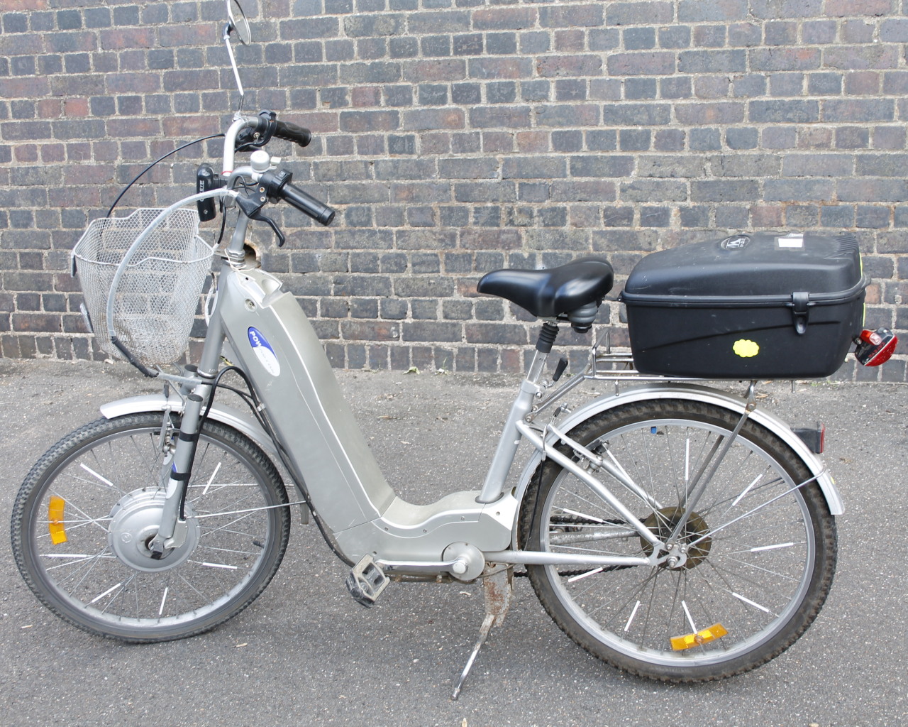 Appraisal: An M-Wave electrically powered and pedal bike with GEL seat