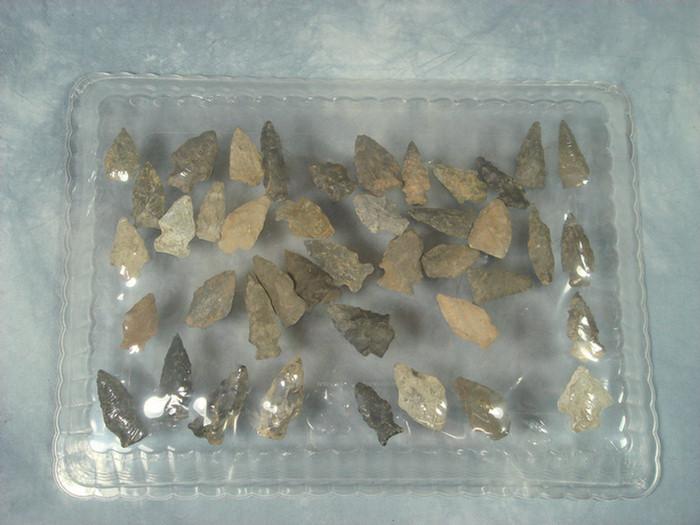 Appraisal: groups of stone arrowheads about - in all typically in