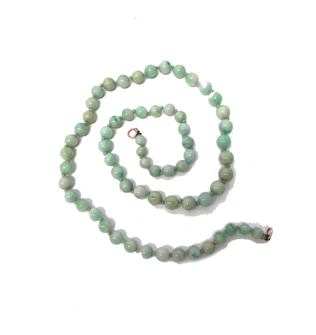 Appraisal: A single row necklace of slightly graduated jade beads on