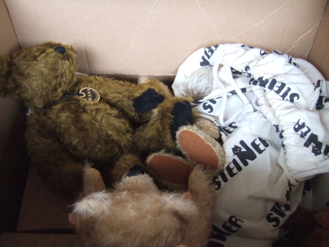 Appraisal: A quantity of modern teddy bears including Gund bears various