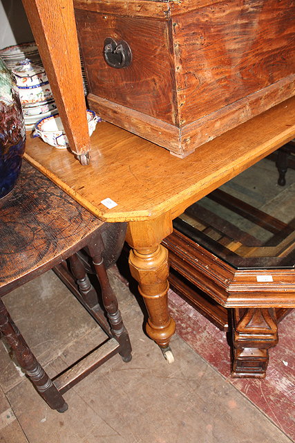 Appraisal: A LATE VICTORIAN LIGHT OAK WIND OUT EXTENDING DINING TABLE