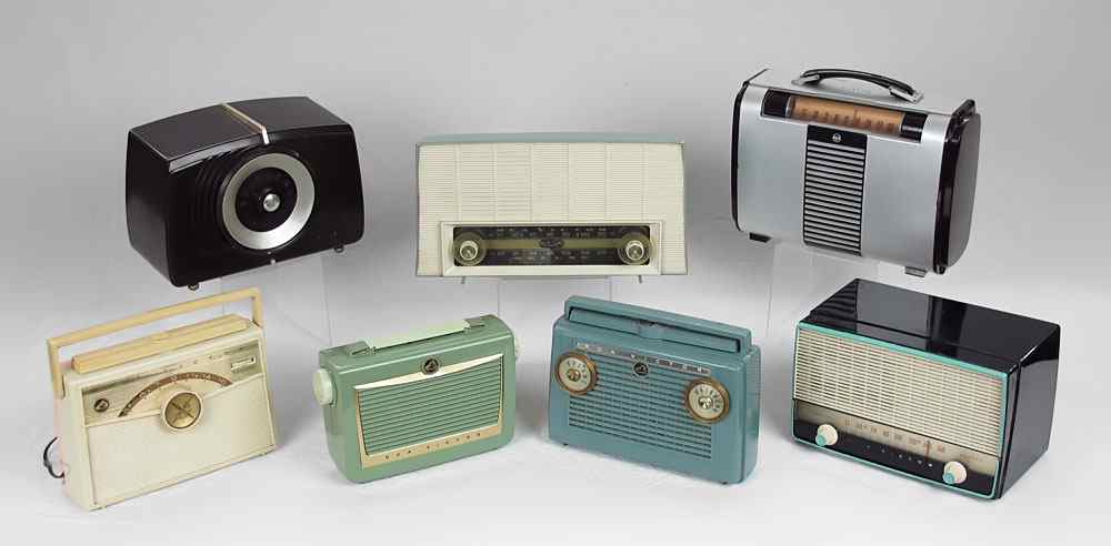 Appraisal: COLLECTION OF VINTAGE RCA VICTOR RADIOS Piece BXG X D