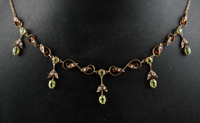 Appraisal: AN EDWARDIAN PERIDOT AND SEED PEARL NECKLACE The ct gold