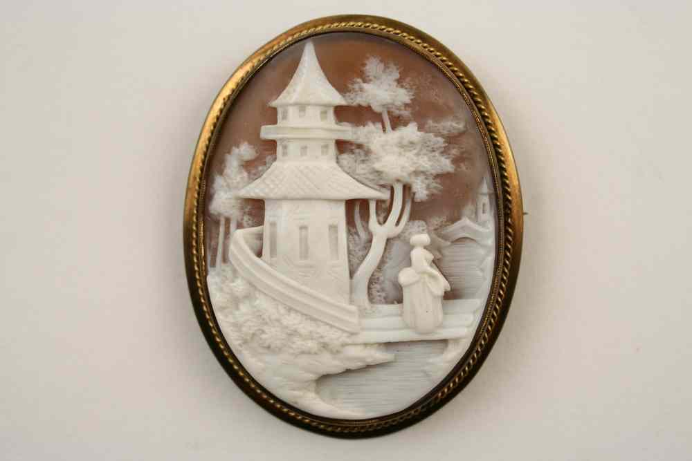 Appraisal: BROOCH - Oval shaped cameo brooch carved with a figure