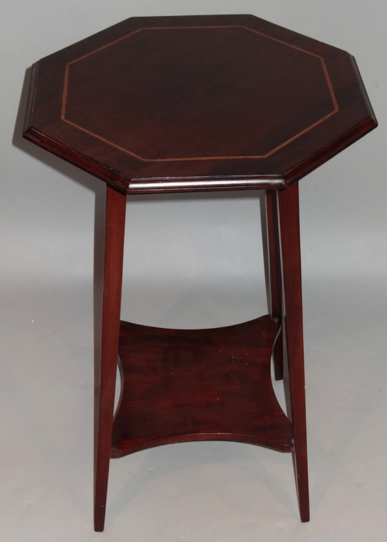 Appraisal: An Edwardian mahogany window table the octagonal top with a