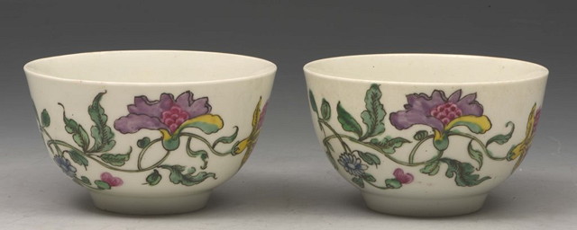 Appraisal: A PAIR OF TH CENTURY WORCESTER PORCELAIN TEA BOWLS each