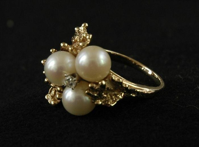 Appraisal: K Ring with Three Pearls and a Stone Please note