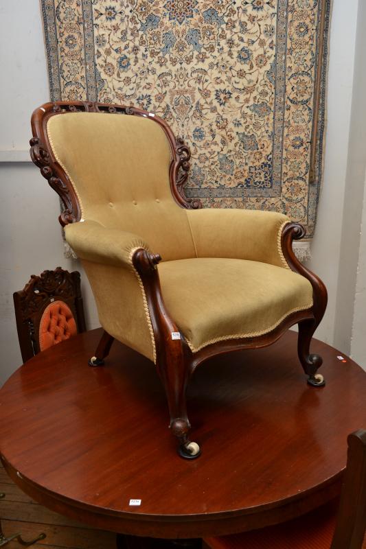 Appraisal: A WALNUT GENTLEMAN'S CHAIR ON CABRIOLE LEGS A WALNUT GENTLEMAN'S