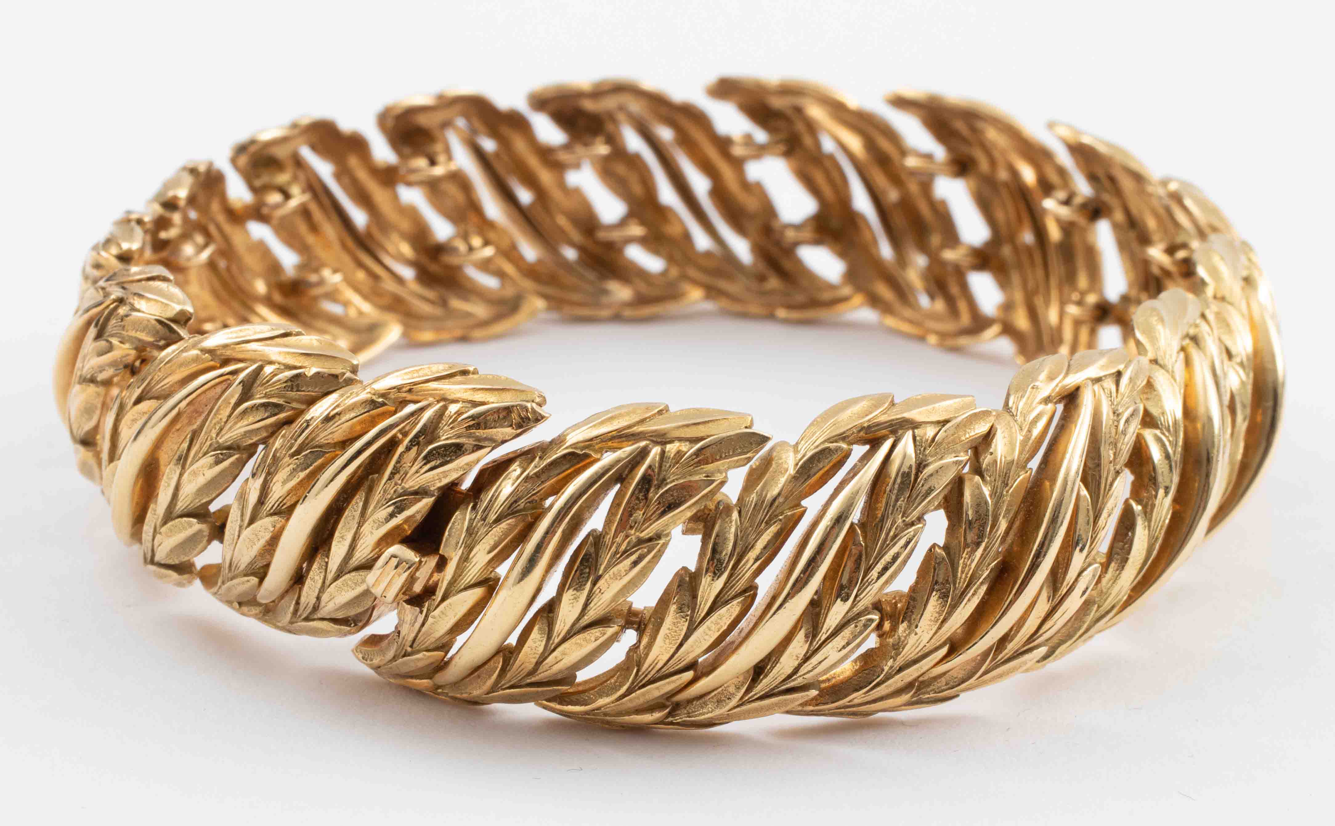 Appraisal: 'S K YELLOW GOLD LAUREL WREATH BRACELET Vintage 's K