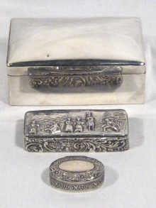 Appraisal: A mixed lot comprising a silver snuff box hallmarked Chester