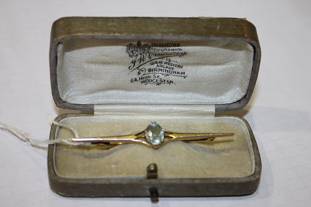 Appraisal: A CT GOLD BAR BROOCH with aquamarine setting