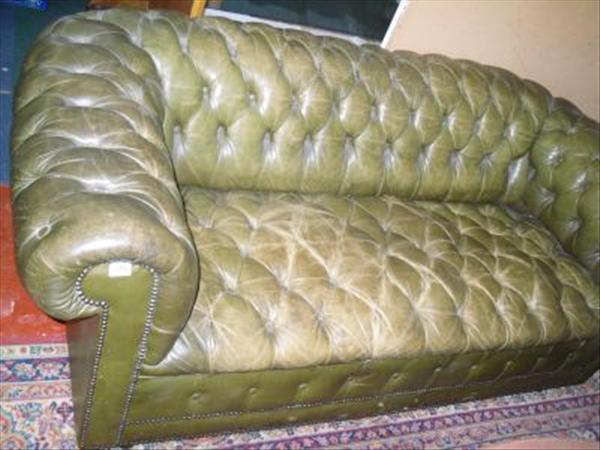 Appraisal: A green buttoned leather Chesterfield