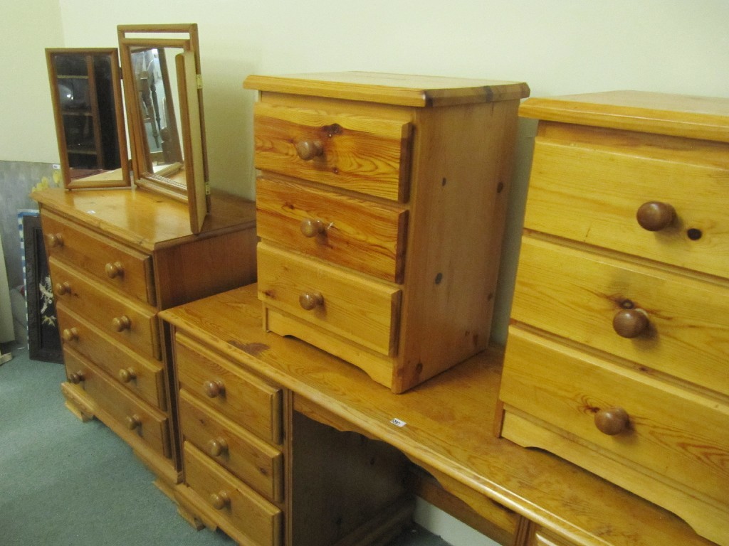 Appraisal: Pine bedroom suite eight pieces