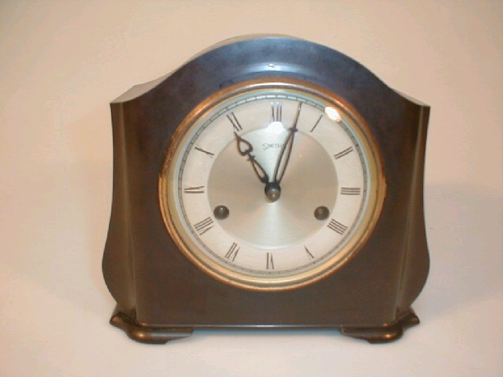 Appraisal: A Smiths bakelite mantel clock