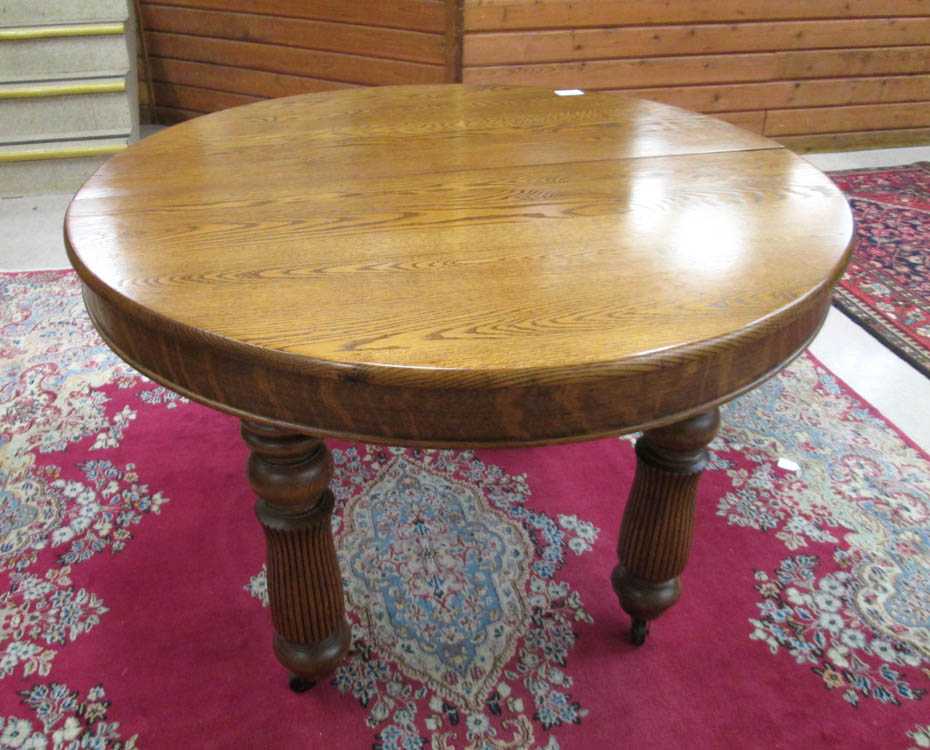 Appraisal: ROUND OAK DINING TABLE American c on four reeded baluster