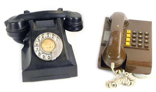 Appraisal: A Siemens of London black Bakelite dial telephone number for