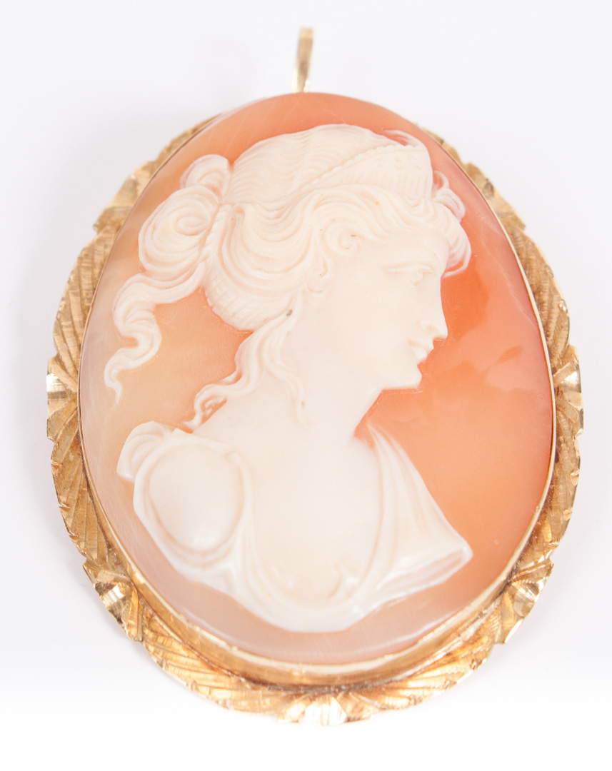 Appraisal: Lady's K gold-mounted shell cameo brooch pendant