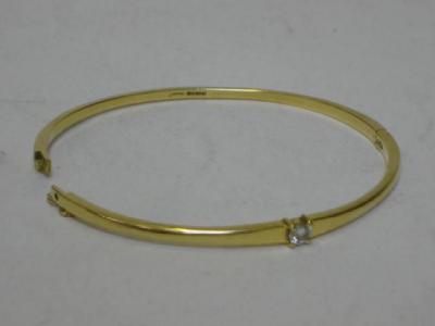 Appraisal: A SOLITAIRE DIAMOND BANGLE the ct gold hinged top inset