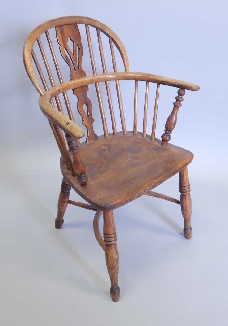 Appraisal: A thC ash and elm Windsor chair with a pierced