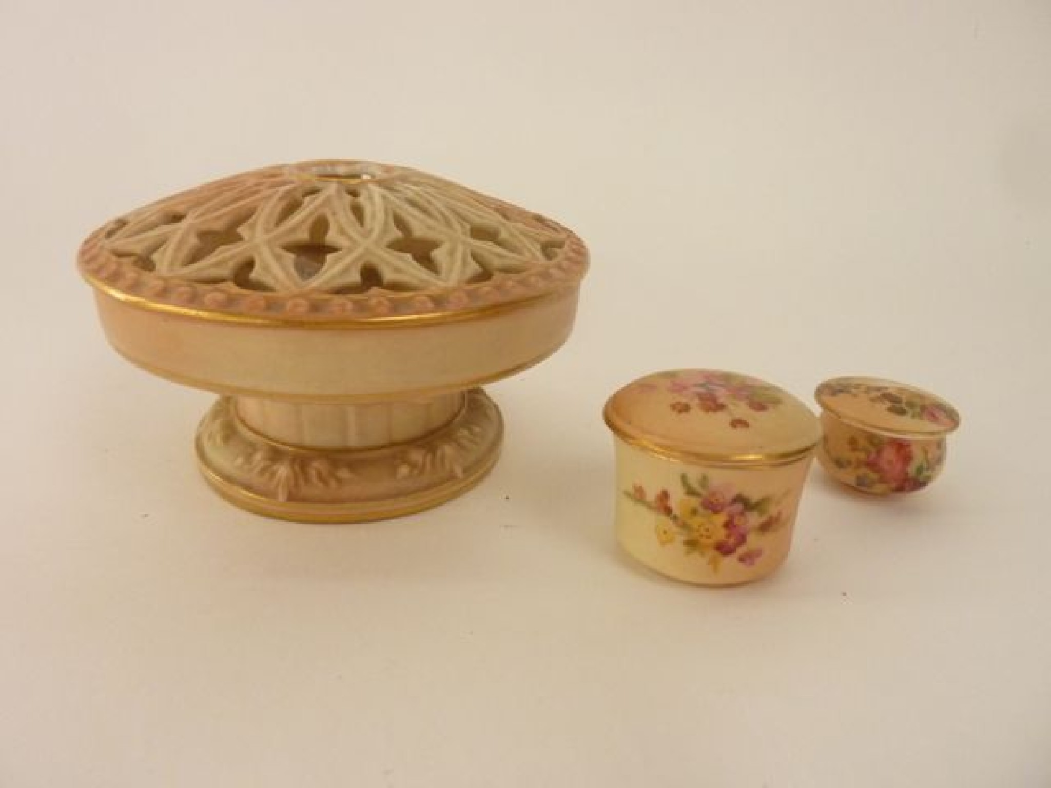 Appraisal: A th century Locke Co Worcester pot pourri vase with