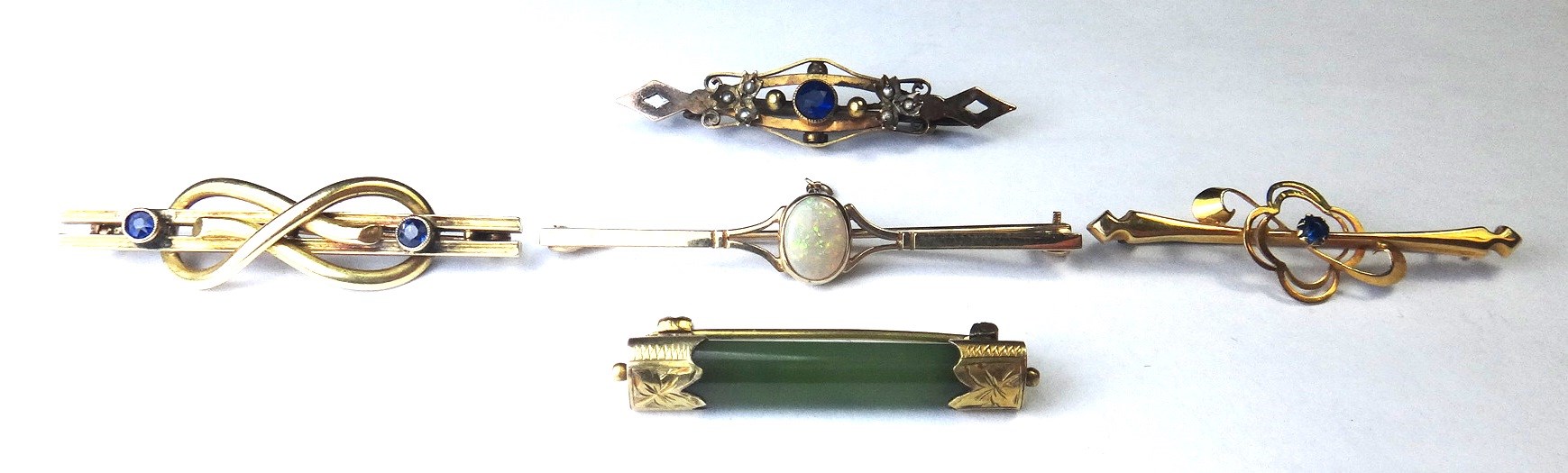 Appraisal: A ct gold and opal set single stone bar brooch