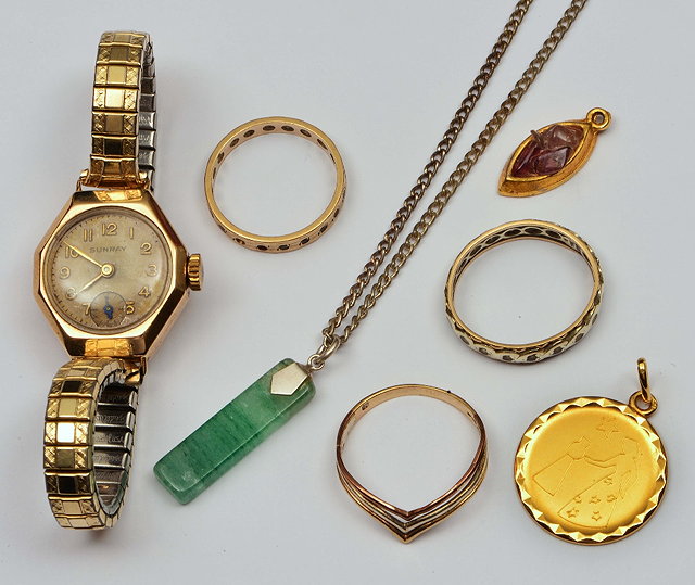 Appraisal: Small quantity of miscellaneous jewelleryincluding an ct gold pendant grams