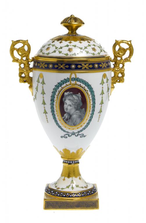 Appraisal: A CROWN DERBY VASE AND COVER of ovoid form with