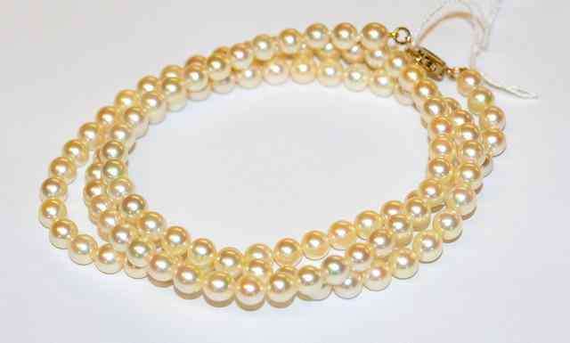 Appraisal: A SINGLE ROW CULTURED PEARL NECKLACE mm pearls long and