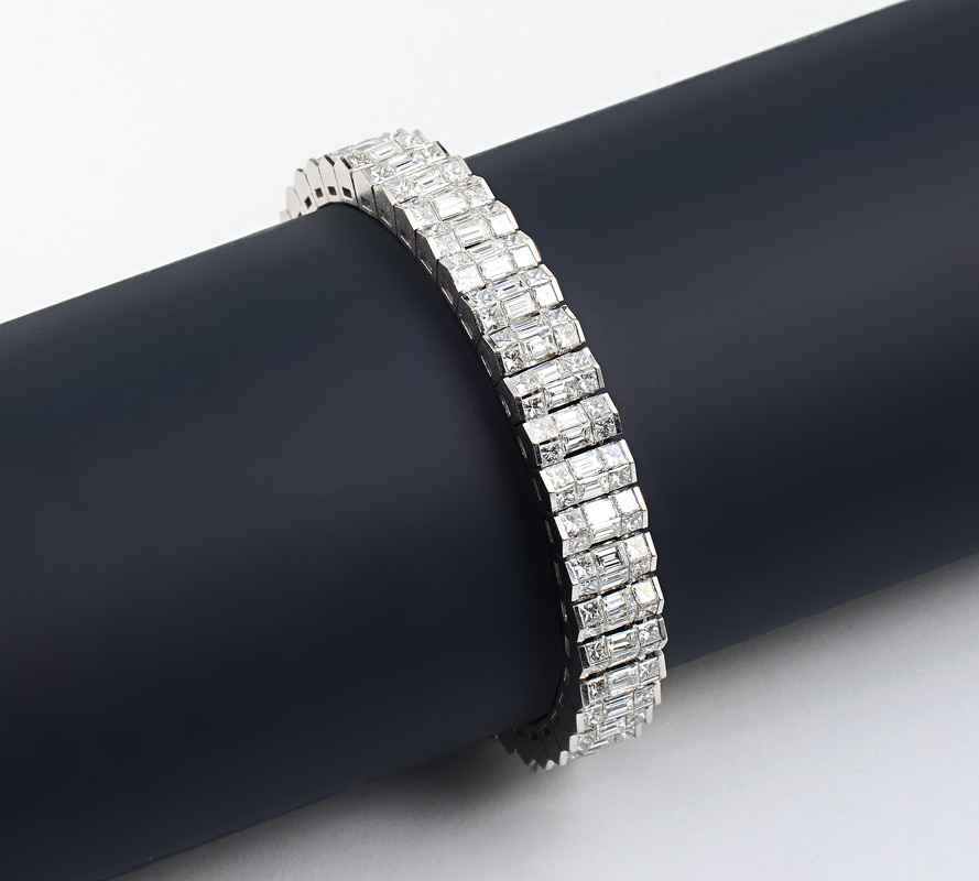 Appraisal: CTW DIAMOND LINE BRACELET K white gold bracelet with square