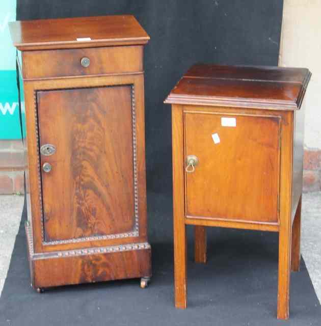 Appraisal: A TH CENTURY MAHOGANY BEDSIDE LOCKER fitted with cupboard and