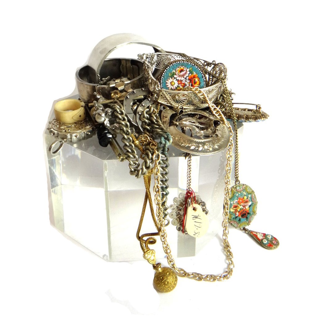 Appraisal: A Victorian oval pendant locket decorated with a floral spray