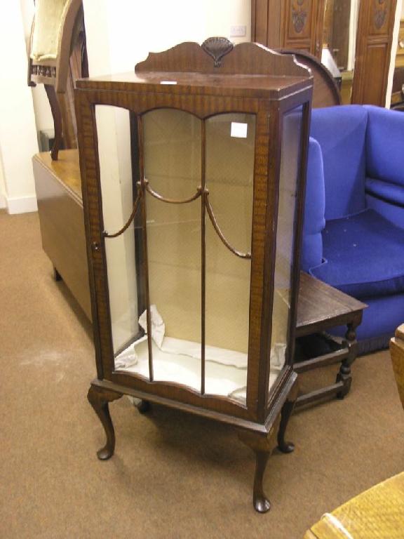 Appraisal: A mahogany display cabinet two plate glass shelves enclosed by