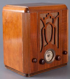 Appraisal: s Crosley Model Tombstone Radio This s Crosley model tombstone