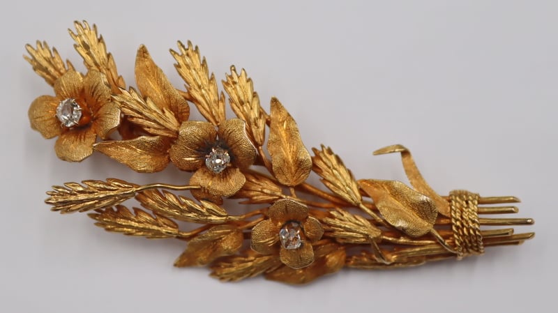 Appraisal: JEWELRY KT GOLD AND DIAMOND FLORAL WHEAT SHEAF Brooch kt