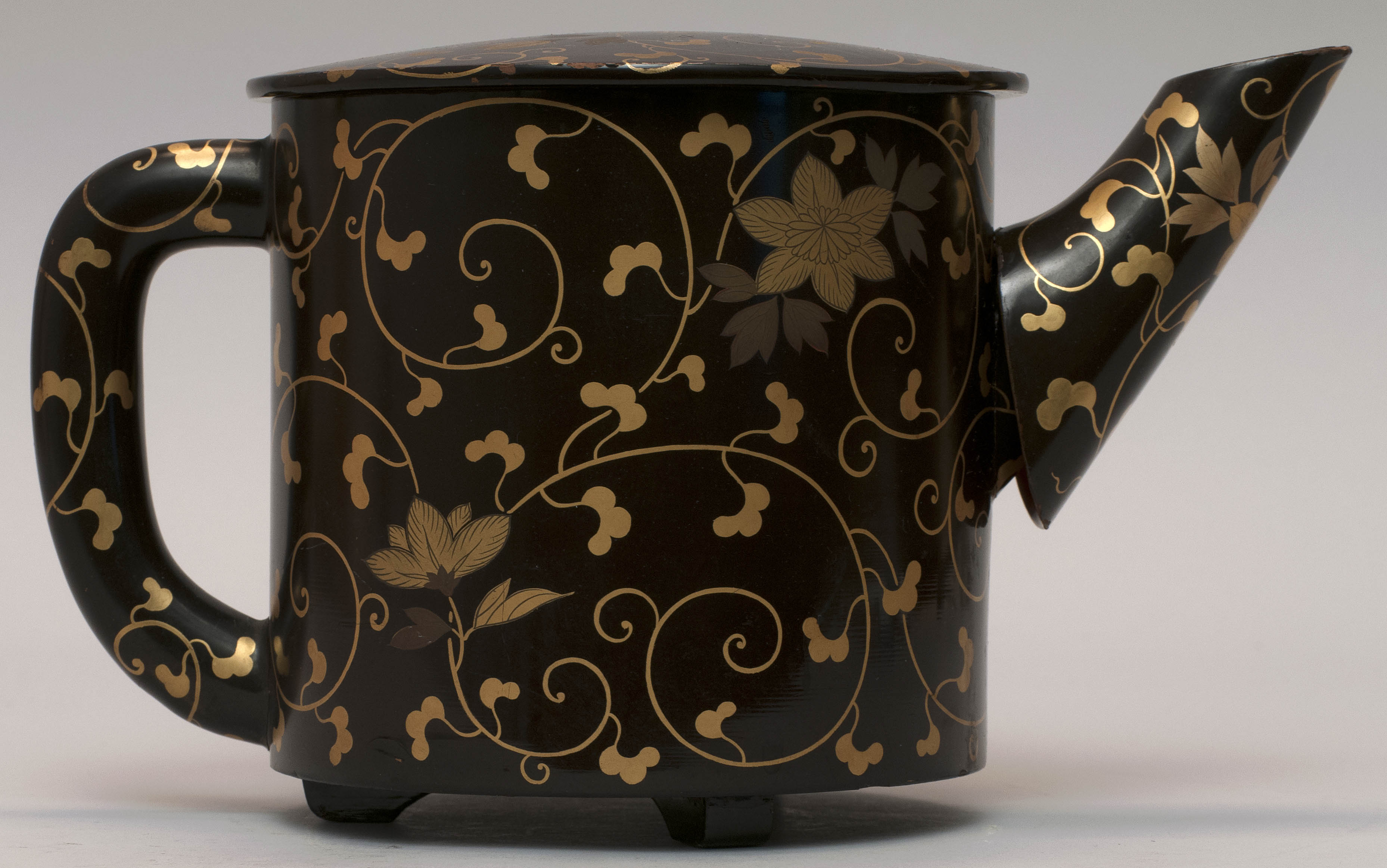 Appraisal: BLACK AND GOLD LACQUER TEA KETTLE Late Meiji PeriodIn karakusa