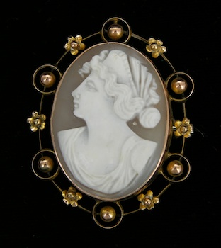 Appraisal: A Lovely Cameo Brooch A lovely k yellow gold frame