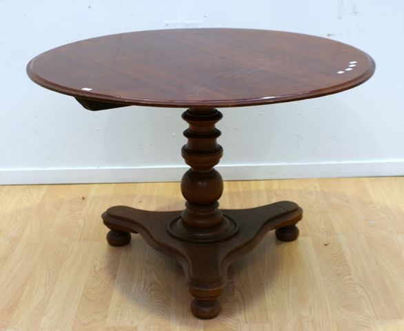 Appraisal: An early th Century Australian cedar circular breakfast table x