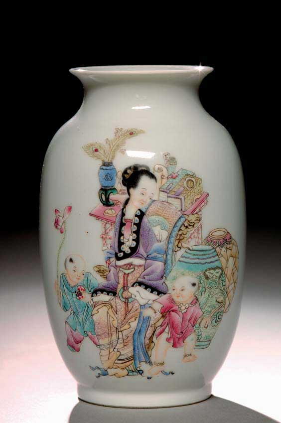 Appraisal: CHINESE EARLY REPUBLIC VASE Chinese Early Republic Period enameled porcelain