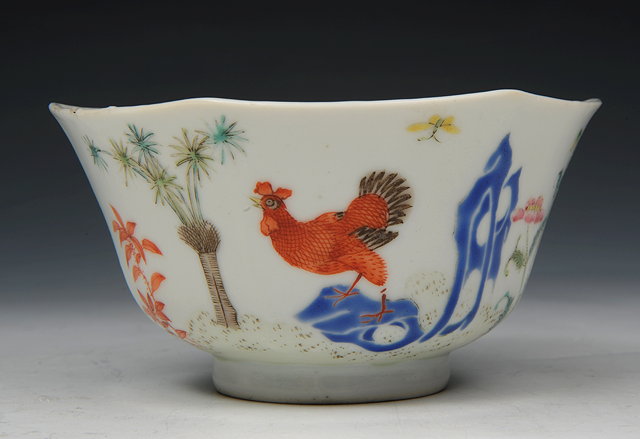 Appraisal: A CHINESE PORCELAIN OCTAGONAL BOWL decorated cock hen and chicks