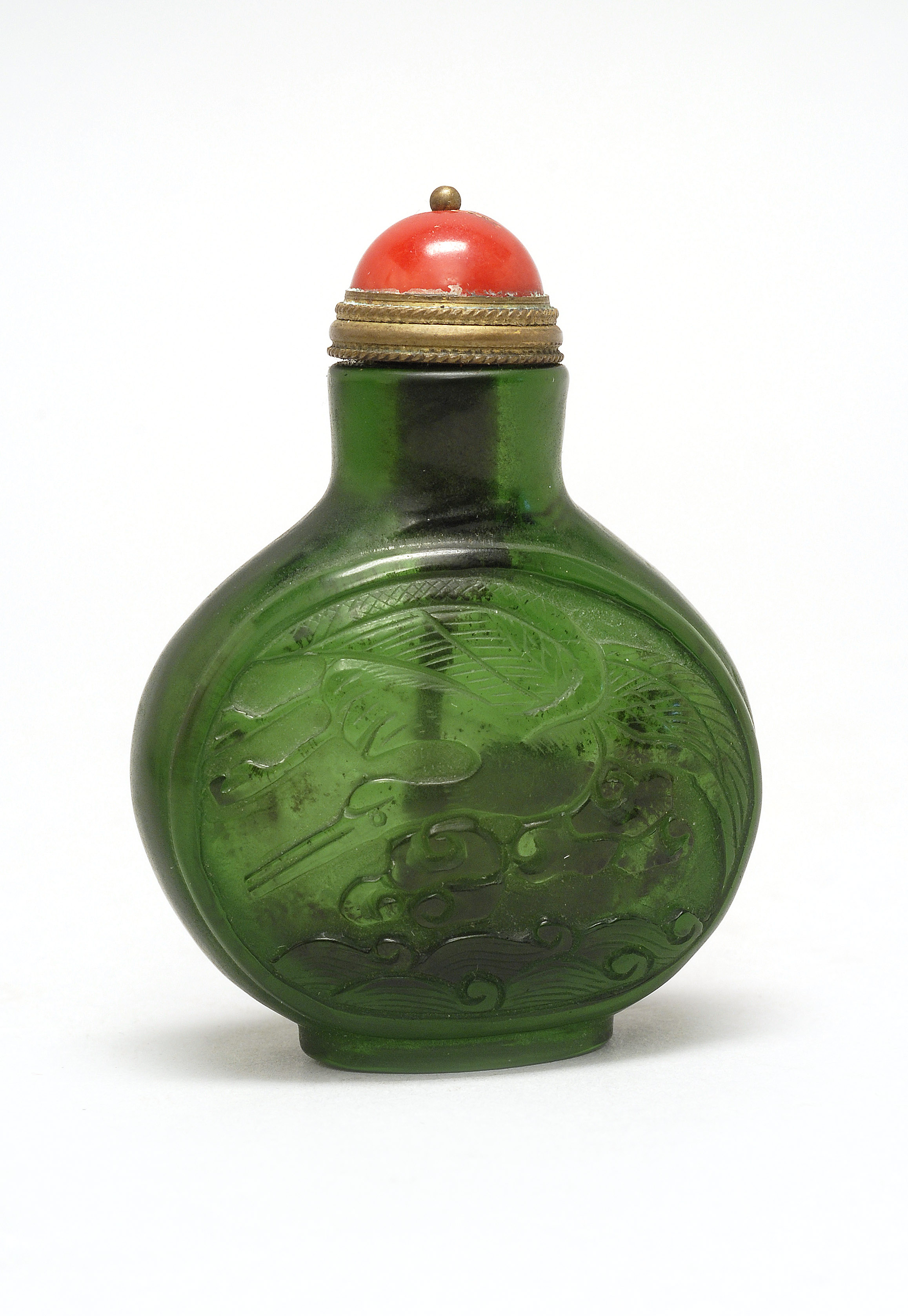 Appraisal: GREEN GLASS SNUFF BOTTLE Early th CenturyIn flattened ovoid form